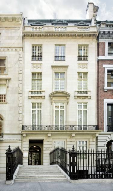 Acquavella Galleries - New York - Exterior photo of building front - Selldorf Architects