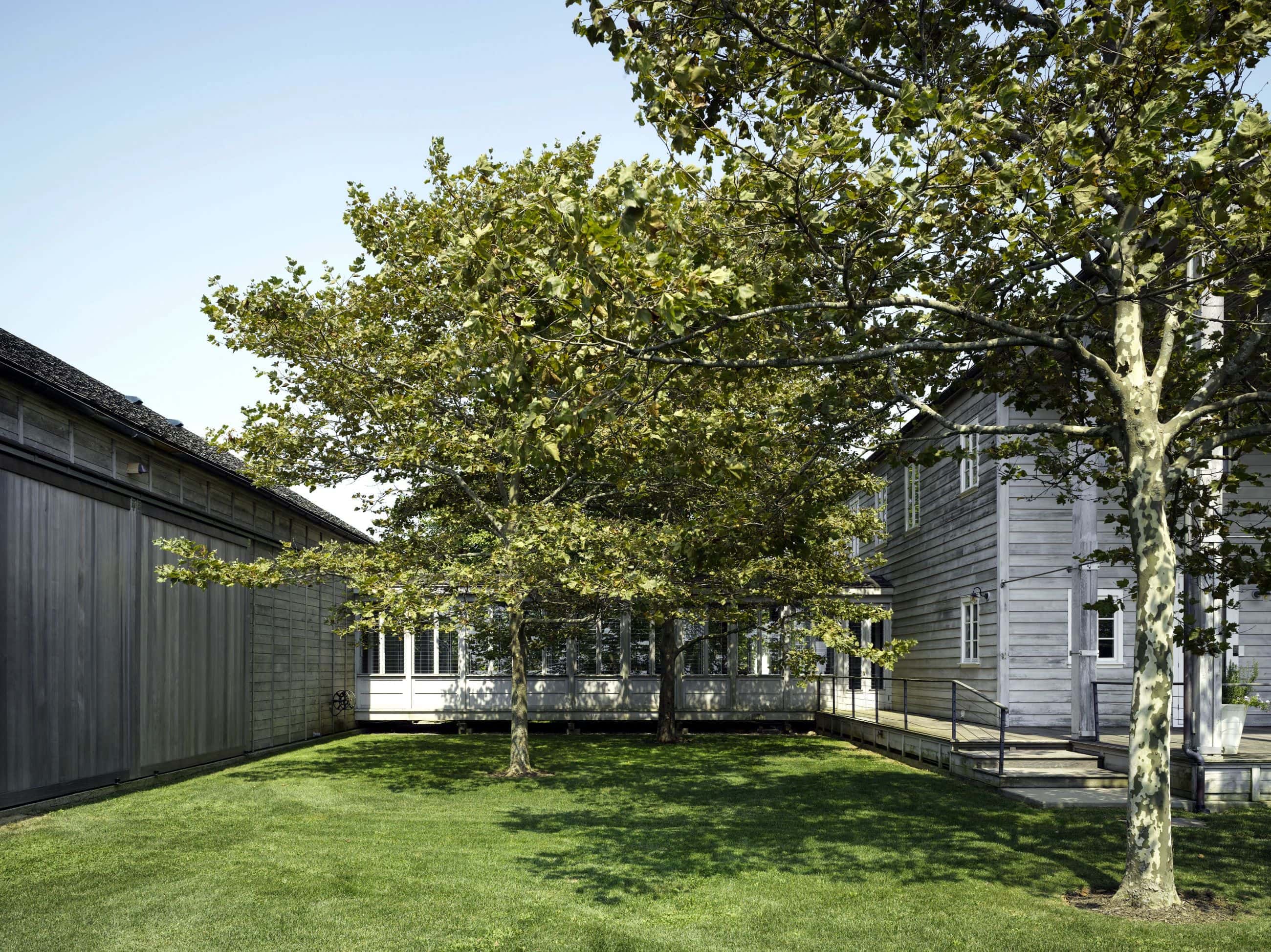 Artist's Residence & Studio - Sagaponack NY - Exterior View Garden And House - Selldorf Architects